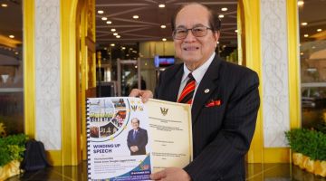 Uggah mandangka dokumen Opis Menteri Pekara Wang enggau Ekonomi Baru ti disimpul iya ba Kunsil Nengeri (DUN) Sarawak, kemari. - Gambar Chimon Upon
