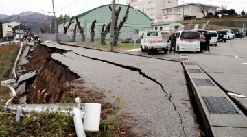 Keadaan jalan di bandar raya Wajima selepas gempa bumi melanda Noto - Gambar AFP