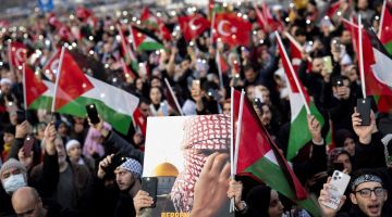 Puluhan ribu mengadakan protes di Istanbul kelmarin sebagai tanda solidariti dengan rakyat Palestin tatkala perang berterusan antara Israel dan Hamas di Gaza. — Gambar AFP