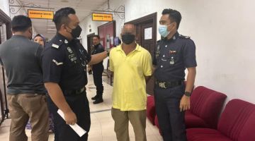 Polis mengiringi tertuduh (dua kanan) selepas prosiding di Kompleks Mahkamah Kuching, hari ini.