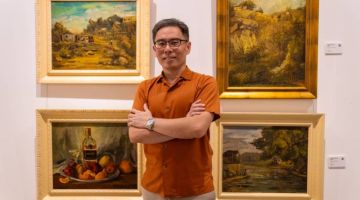 Chong bergambar bersama sebahagian daripada lukisan yang dipamerkan di Galeri Hoan. 