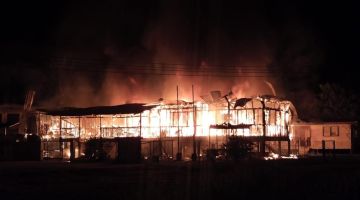 TERBAKAR: Api marak memusnahkan Klinik Kesihatan Tangkarason.