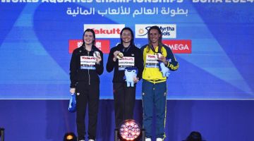 (Dari kiri) Pemenang pingat perak, Erika Fairweather, dari New Zealand, Haughey dari Hong Kong memenangi pingat emas bersama pemenang pingat gangsa, Brianna Throssell dari Australia bergambar di atas podium semasa sesi penyampaian pingat pada Kejohanan Akuatik Dunia 2024 di Aspire Dome di Doha. — Gambar AFP