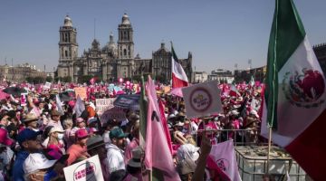 Penunjuk perasaan kebanyakan mengenakan pakaian berwarna merah jambu memenuhi dataran tengah Mexico City. - Gambar AFP