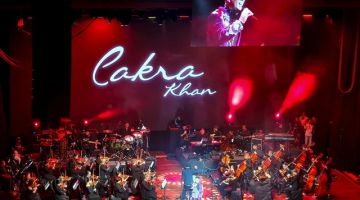 Cakra Khan menghiburkan peminat setianya pada Konsert A Decade Cakra Khan Live In Kuala Lumpur 2.0 di Dewan Plenari, KLCC Sabtu lepas. - Gambar BERNAMA