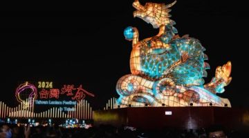 Tanglung utama naga gergasi yang digerakkan menggunakan tenaga solar jadi tarikan pada festival itu. - Gambar Taiwan Tourism Administration