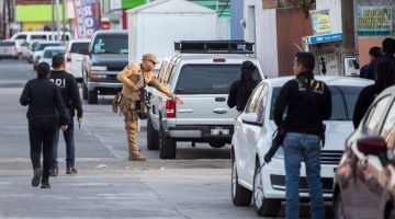 Anggota pasukan keselamatan menjalankan operasi selepas pembunuhan calon datuk bandar di Maravatio, negeri Michoacan kelmarin. — Gambar AFP