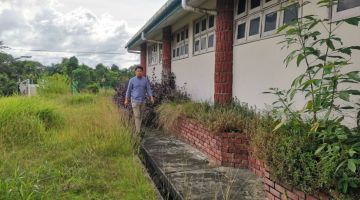 Roderick mengadakan tinjuan ke Kolam Renang Sarikei baru-baru ini.