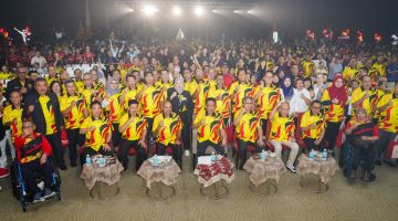 Abdul Karim merakamkan kenangan bersama-sama tetamu jemputan dan atlet pada Majlis Pelancaran SUKMA Ke-21 dan Para SUKMA Ke-21 hari ini. - Gambar Chimon Upon