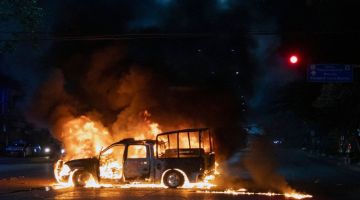  Pelajar dari Ayotzinapa, yang mengadakan tunjuk perasaan di Chilpancingo, membakar sebuah kenderaan kelmarin selepas polis Mexico menembak mati seorang pelajar. — Gambar AFP