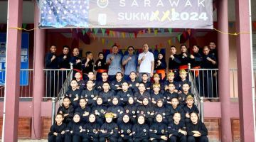 Azmee (tujuh kiri), Yusnar (tujuh kanan), Fadzil (empat kiri) dan barisan jurulatih (baris belakang) merakam gambar kenangan bersama pesilat yang mengikuti latihan di Kem Beliau Kemuyang pada Jumaat.