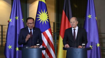 Anwar bersama Canselor Jerman Olaf Scholz ketika sidang akhbar bersama pada Majlis Sambutan Rasmi bersempena dengan lawatan rasmi enam hari beliau di Federal Chancellery, hari ini. - Gambar BERNAMA