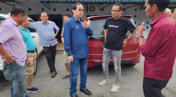 Harden (tengah) berandau enggau Tuai Rumah Grain (kanan) sereta kaban JKKK bukai bekaul enggau projek nyambung bekal elektierik ngagai tiga buah rumah, pengawa ngaga jalai ke tanah pendam enggau ke bukai.