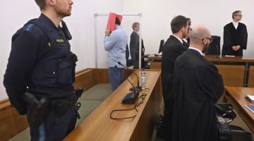 Philipp B. menutup mukanya dengan fail ketika perbicaraannya pada 19 Februari lepas atas tuduhan merogol dan membunuh dan cubaan membunuh dua wanita berhampiran istana Neuschwanstein di Bavaria pada 2023. — Gambar AFP