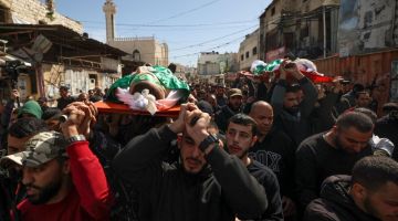 Penduduk mengusung jenazah dua pemuda Palestin yang terkorban dalam serangan tentera Israel di Jenin, Tebing Barat kelmarin. — Gambar AFP