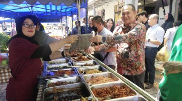 Wan Samsulri nyadung apron ngagai orang dagang Bazar Ramadan Meditel 2024. 