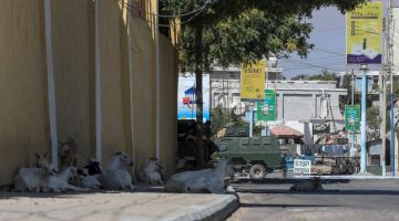 Kereta berperisai tentera (APC) dilihat di jalan raya berhampiran sebuah hotel yang diserang Al-Shabaab di Mogadishu kelmarin. — Gambar AFP