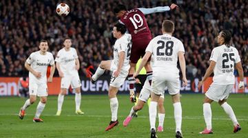 Sebahagian daripada babak-babak aksi perlawanan 16 akhir Liga Europa pusingan kedua di antara West Ham dan Freiburg di Stadium London. — Gambar AFP