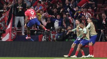 Penyerang Atletico Madrid, Memphis Depay meraikan gol jaringannya di hadapan penyokong kelab pada perlawanan Liga Juara-Juara di menentang Inter Milan di Stadium Metropolitano di Madrid. — Gambar AFP