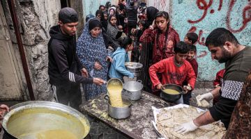 Penduduk Palestin yang kehilangan tempat tinggal berbaris untuk menerima sumbangan makanan daripada sebuah badan kebajikan menjelang waktu berbuka puasa di Rafah, selatan Semenanjung Gaza kelmarin. - Gambar AFP