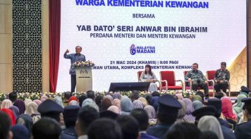 Anwar berucap pada Perhimpunan Bersama Warga Kementerian Kewangan hari ini. -Gambar BERNAMA