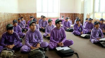 Pelajar lelaki menghadiri kelas pertama selepas sekolah-sekolah di Afghanistan dibuka untuk tahun akademik baharu kelmarin. — Gambar AFP 