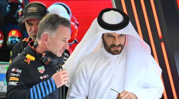 Mohd Ben Sulayem (kanan) berbual dengan Horner pada sesi latihan menjelang perlumbaan F1 GP Bahrain pada awal bulan lalu. — Gambar AFP