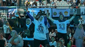 Penyokong Prabowo dan Gibran bersorak gembira semasa perhimpunan di Stadium Tertutup Tenis Senayan di Jakarta kelmarin menjelang keputusan diumumkan oleh KPU mengenai pilihan raya umum 2024. — Gambar AFP 