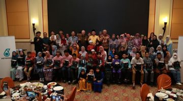 Tetamu kehormat merakamkan kenangan bersama penerima sumbangan pada majlis berbuka puasa bersama Petronas di Marriot, petang kelmarin. 