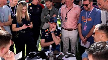 Verstappen (duduk) ditemu ramah oleh pemberita menjelang perlumbaan Formula 1 Grand Prix Australia di Melbourne. — Gambar AFP