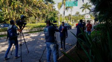 Pengamal media berkumpul di luar rumah Robinho di Sao Paulo Brazil. — Gambar AFP