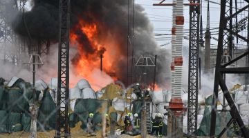 Pasukan bomba memadam api di fasiliti tenaga setelah serangan misil di Kharkiv pada Jumaat. - Foto AFP