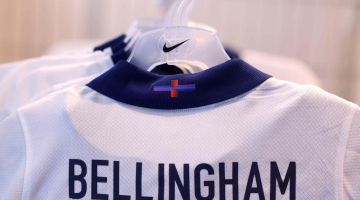 Jersi baharu skuad bola sepak kebangsaan England dipamerkan di sebuah butik untuk dijual di London. — Gambar AFP