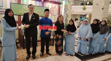 SUMBANGAN: Hafizan (dua kiri), Serena (empat kiri) menyampaikan sumbangan sempena Ramadan kepada anak-anak dari RAY Tambunan.