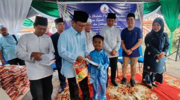 PRIHATIN: Presiden Parti WARISAN Datuk Seri Mohd Shafie Apdal (dua kiri) menyampaikan bantuan kepada salah seorang mangsa kebakaran. Turut sama Naib Presiden Datuk Jaujan Sambakong (tiga kanan)  dan Ahli Dewan Undangan Negeri (ADUN) Bongawan YB Daud Yusof (kiri) dan lain.