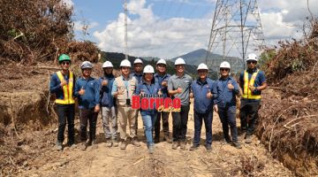 MENARA: Mohd Yaakob (tiga kanan) bersama kakitangan SESB meninjau menara talian penghantaran T194 dan T300 di Ranau.