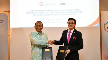 Abdul Razib (kiri) dan Rizal menyempurnakan MoU ST dan SME Corp Malaysia. 