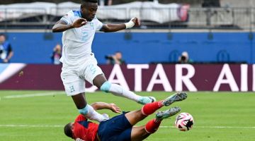 Sebahagian daripada perlawanan ‘playoff’ CONCACAF di antara Costa Rica dan Honduras di Stadium Toyota di Frisco, Texas, kelmarin. — Gambar AFP