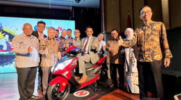 Abdul Karim menunggang salah satu model motosikal elektrik EBIXON pada pelancarannya di Muzium Budaya Borneo hari ini. Turut kelihatan dua Timbalannya Datuk Sebastian Ting (tiga kiri) dan Datuk Snowdan Lawan (dua kiri). - Gambar Roystein Emmor