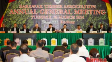 (Dari kiri) Joseph, Yek, James, Wong, Patrick, Philip, Annie (sembilan kiri) dan Stephen (sepuluh kiri) semasa AGM STA hari ini. - Gambar Chimon Upon