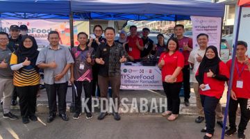 TINJAUAN: Georgie (tengah) bergambar bersama pegawai dan pelajar GCK yang terlibat menjayakan Program Malaysia Save Food Ramadan 2024 di Keningau.