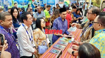 LAWAT: Khairul Firdaus (tengah) mendengar penerangan daripada Joniston (dua kanan) semasa melawat tapak pameran pelancongan Sabah sempena MATTA Fair 2024 di Kuala Lumpur.