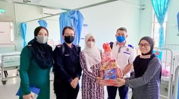 Subarni menyampaikan sumbangan kepada pegawai awam terbabit di Hospital Miri.