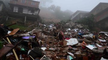 Kelihatan runtuhan rumah akibat hujan lebat di Petropolis, Brazil, baru-baru ini. — Gambar AFP