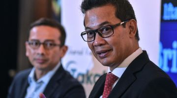 Elmie (kiri) bersama Ketua Pegawai Eksekutif Persatuan Takaful Malaysia Mohd Radzuan Mohamed (kanan) pada sidang media selepas menyampaikan taklimat mengenai Industri Takaful pada Majlis Pengumuman dan Prestasi Industri Takaful 2023 semalam. - Gambar BERNAMA