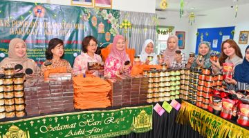 BUNGKUS: Juliah bersama ahli MUTIARA GRS membungkus kuih raya untuk diagihkan kepada pasukan keselamatan dan petugas kesihatan di Rumah MUTIARA.