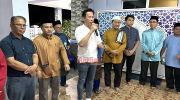 UCAPAN: Limus menyampaikan ucapannya pada majlis iftar yang diadakan di Masjid Nurul Hayat Pekan Kuala Penyu.