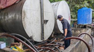 RAMPAS: Pegawai penguat kuasa KPDN merampas bekalan diesel semasa serbuan terbabit.