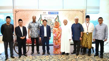 KENANGAN: Ewon merakamkan kenangan semasa Majlis Iftar Ramadan 2024 Bank Rakyat.