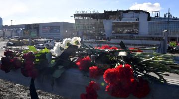 Bunga ditinggalkan di hadapan dewan konsert Crocus di Moscow sehari selepas serangan yang mengorbankan 137 orang pada Ahad. — Gambar AFP